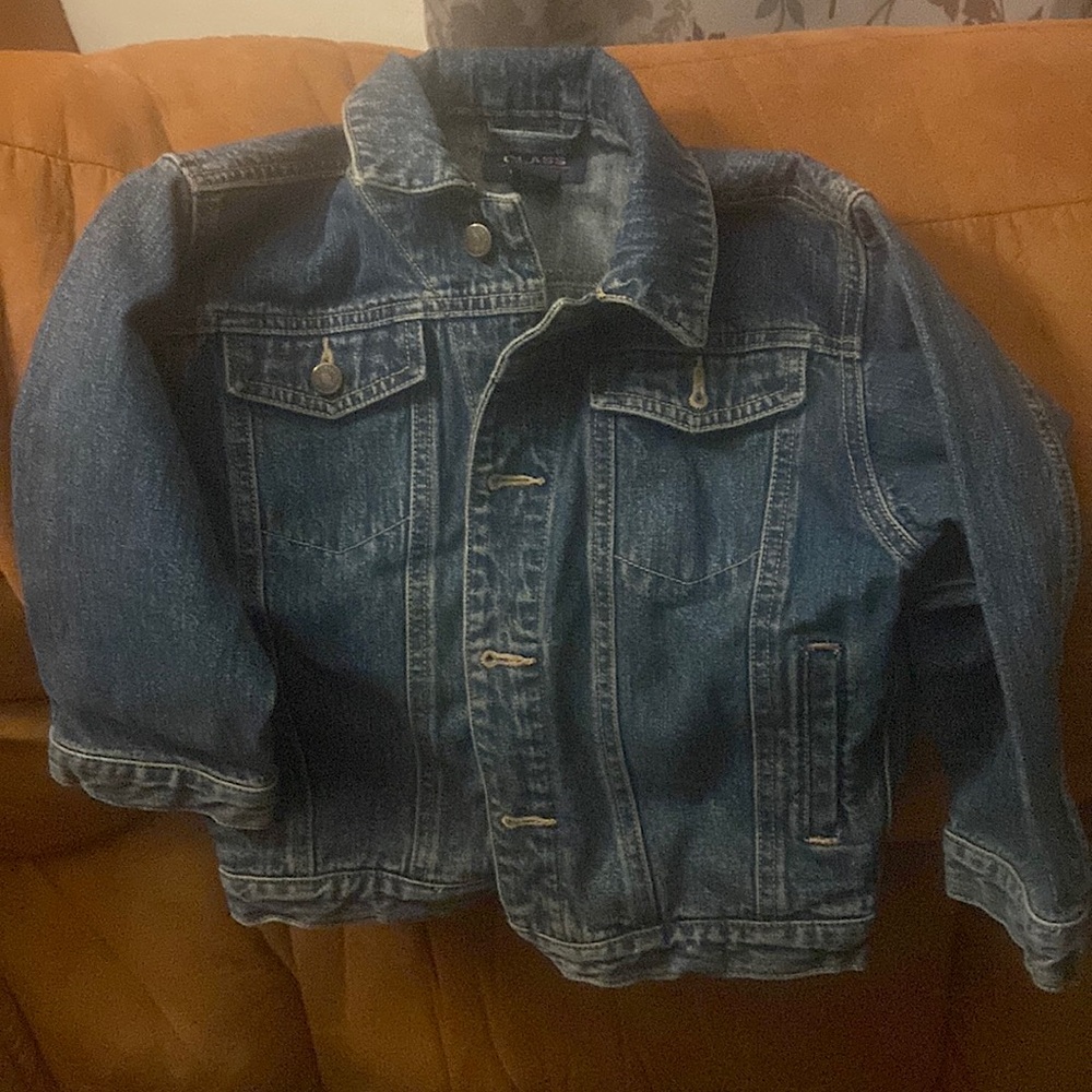 Size 4 Boys Jean Jacket, it’s in great condition and looks new.
